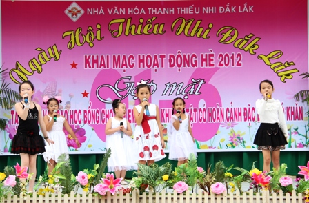 Khai mạc các hoạt động hè năm 2012 và trao học bổng, tặng quà trẻ em nghèo khuyết tật